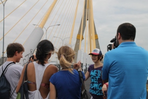 Grabando a la DJ Lom en en el Puente de Rama VIII en Bangkok. Por: Virginia M. E.
